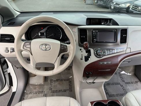 Used 2013 Toyota Sienna XLE image 16