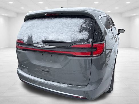 Used 2025 Chrysler Pacifica Select image 4