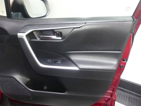 Used 2021 Toyota RAV4 XLE AWD/4WD image 19