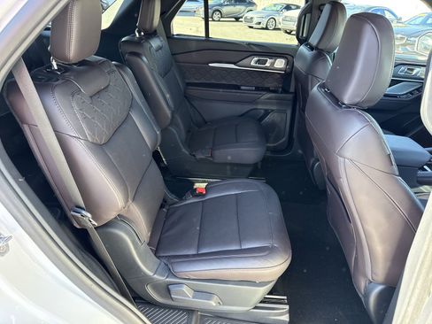 Used 2025 Ford Explorer Platinum w/ Ultimate Package image 35