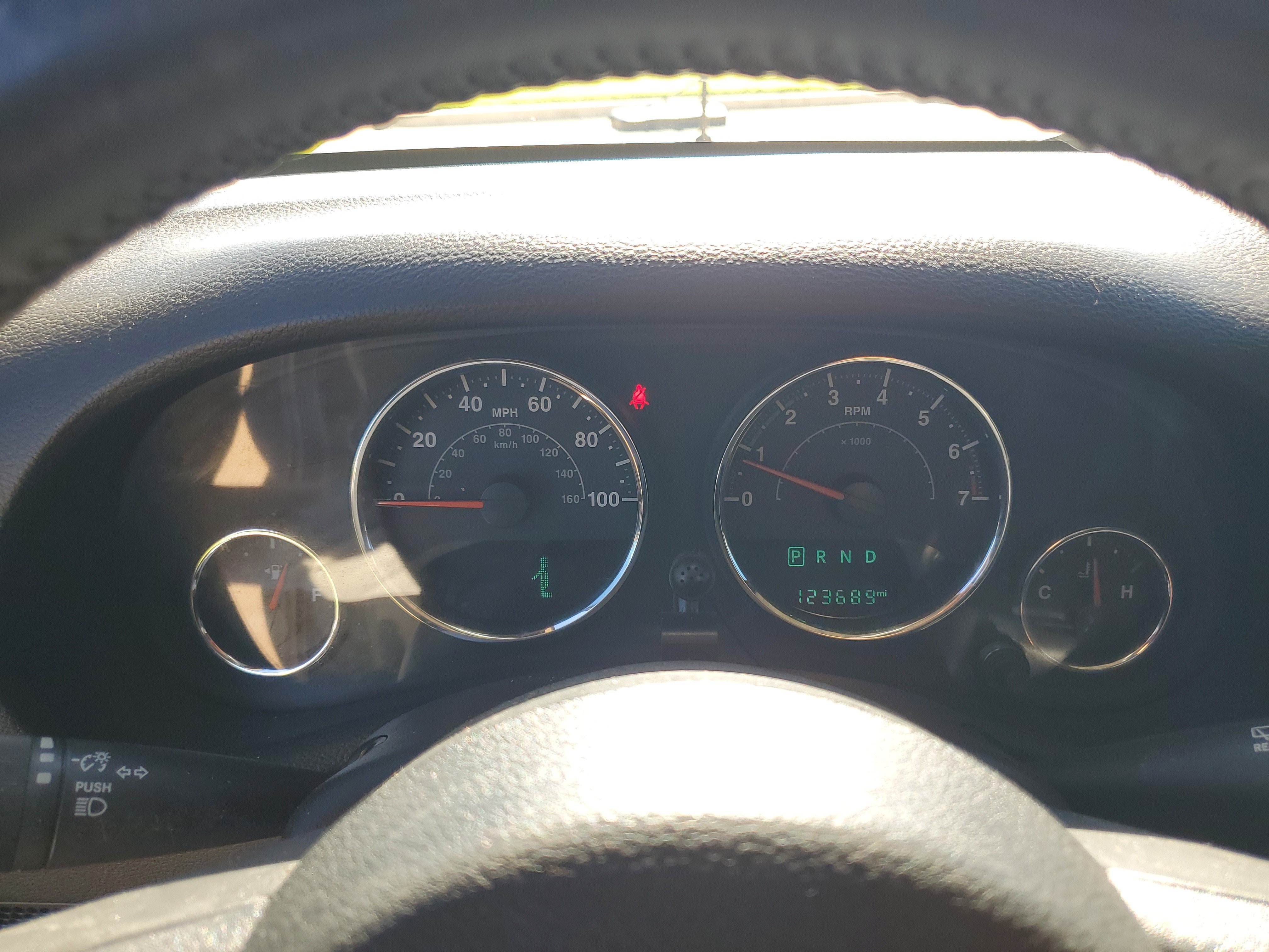 Used 2017 Jeep Wrangler Sahara w/ Connectivity Group AWD/4WD image 18