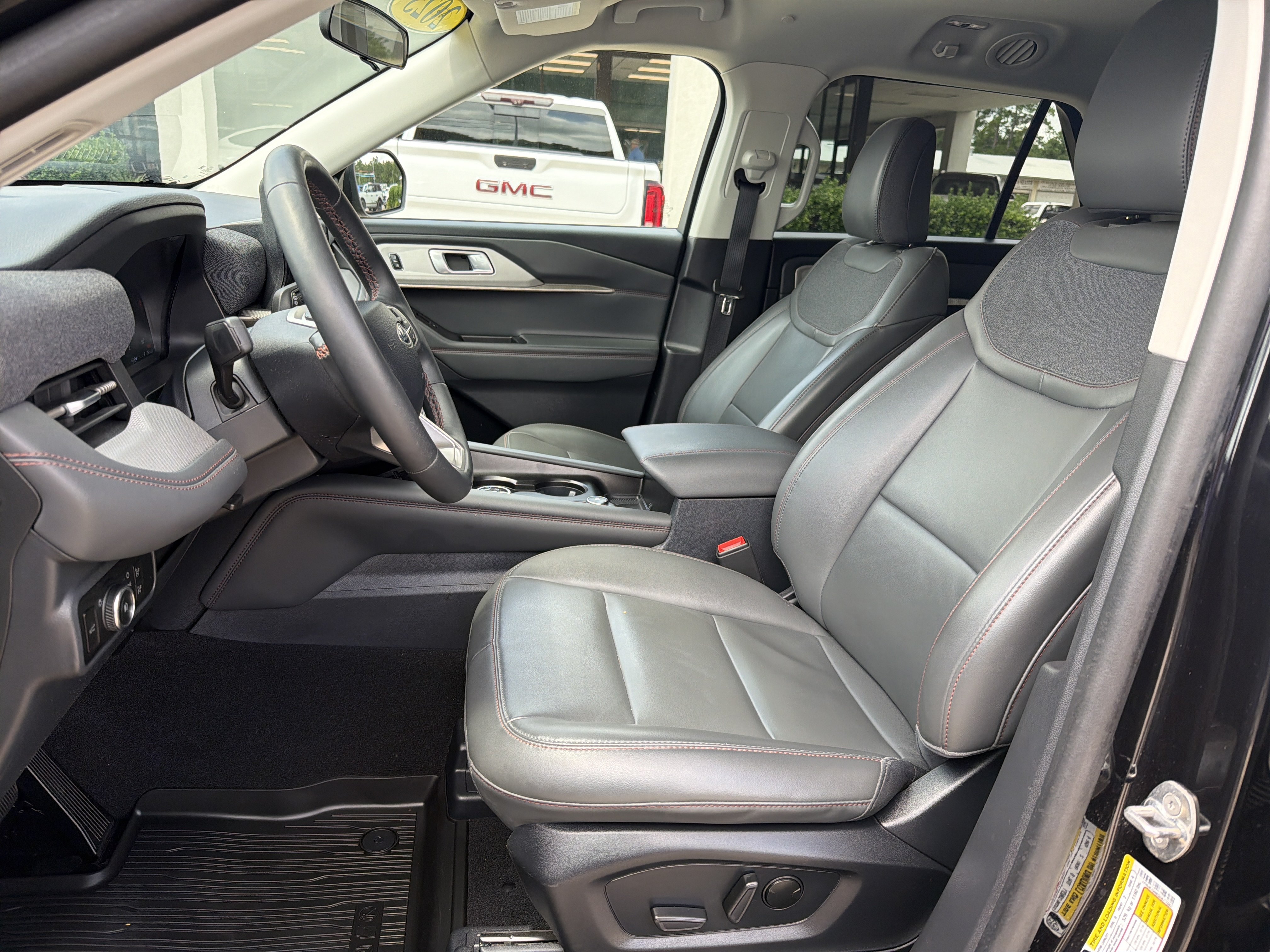 Used 2025 Ford Explorer Active w/ Active Comfort Package RWD image 16