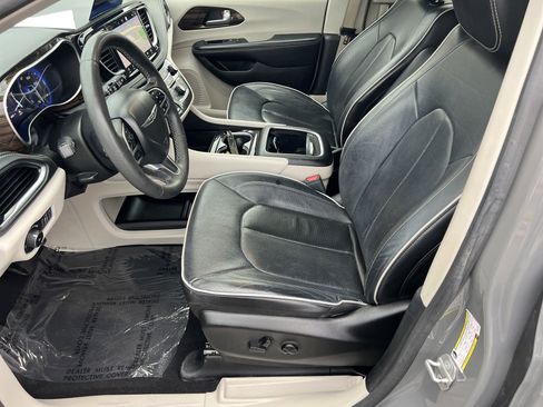 Used 2023 Chrysler Pacifica Limited image 21