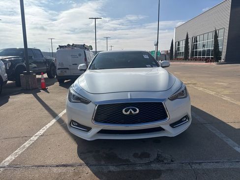 Used 2017 INFINITI Q60 Red Sport 400 image 2