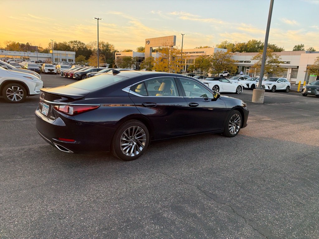 Used 2025 Lexus ES 350 w/ Luxury Package FWD image 19