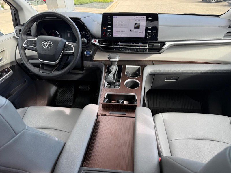 Used 2024 Toyota Sienna XLE FWD image 14