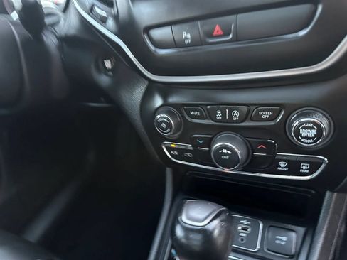 Used 2019 Jeep Cherokee Latitude Plus FWD image 31