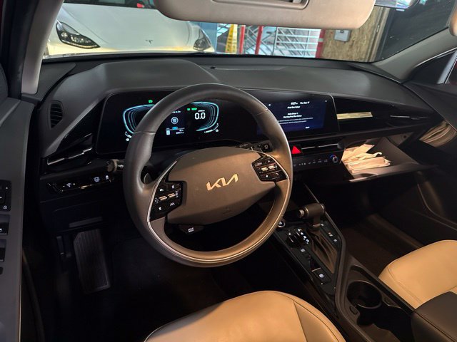 Used 2023 Kia Niro EX FWD image 7