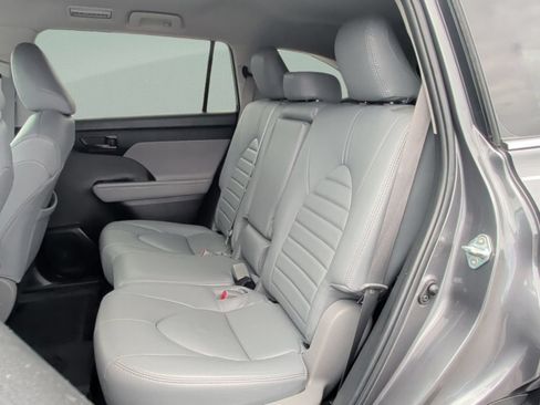 Used 2022 Toyota Highlander L FWD image 35