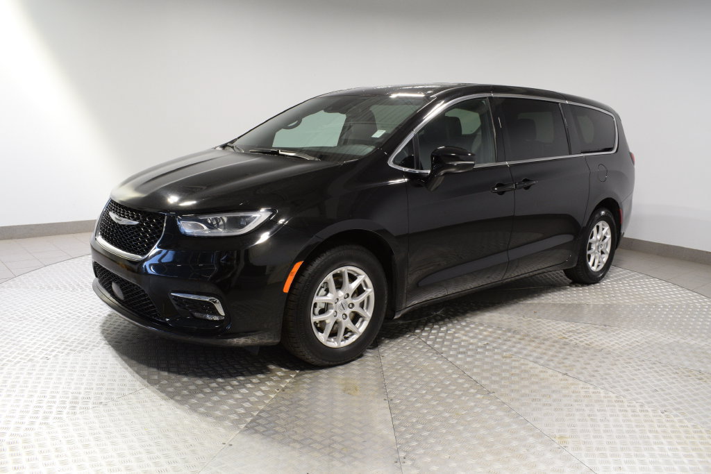 Used 2025 Chrysler Pacifica Select FWD image 3