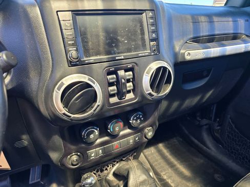 Used 2015 Jeep Wrangler Unlimited Sahara w/ Dual Top Group AWD/4WD image 18