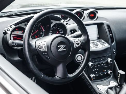 Used 2009 Nissan 370Z Touring RWD image 6