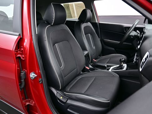 Used 2025 Hyundai Venue Limited image 14