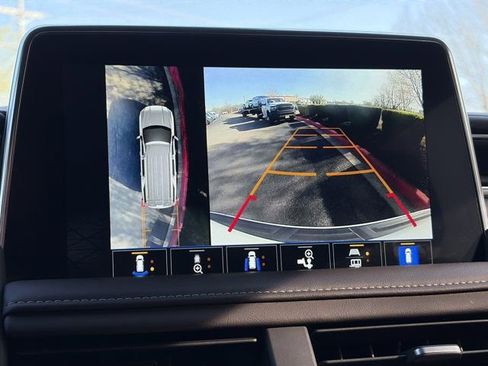 Used 2023 GMC Yukon SLT w/ SLT Premium Package image 23