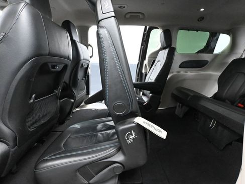 Used 2021 Chrysler Pacifica Touring-L image 39