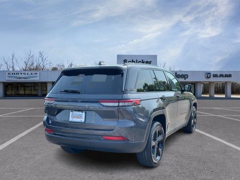 Used 2024 Jeep Grand Cherokee Altitude AWD/4WD image 3