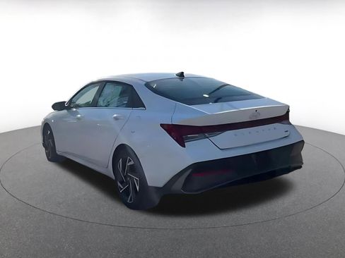 Used 2025 Hyundai Elantra Limited image 4