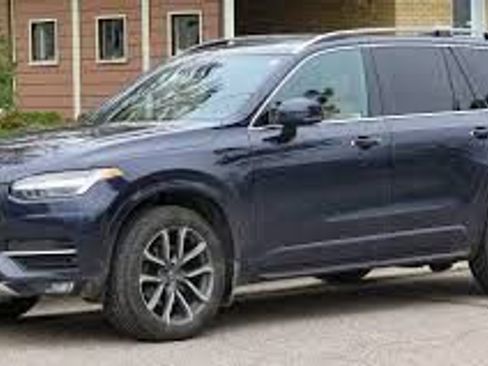 Used 2017 Volvo XC90 T6 Momentum w/ Vision Package image 1