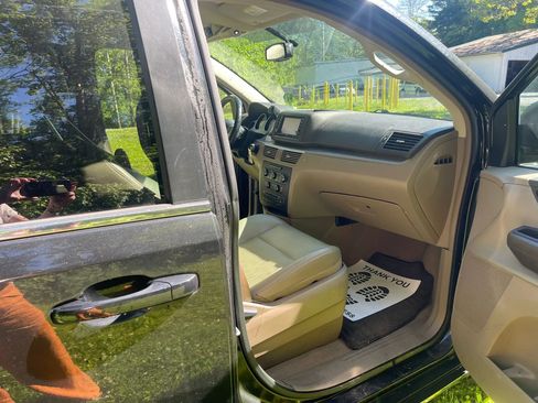 Used 2012 Volkswagen Routan SE FWD image 13