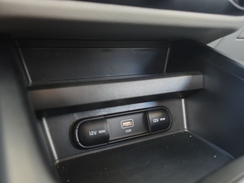 Used 2025 Kia Soul LX w/ LX Technology Package FWD image 19