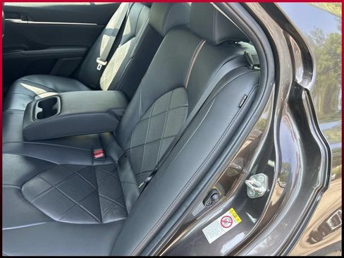Used 2018 Toyota Camry XLE FWD image 19