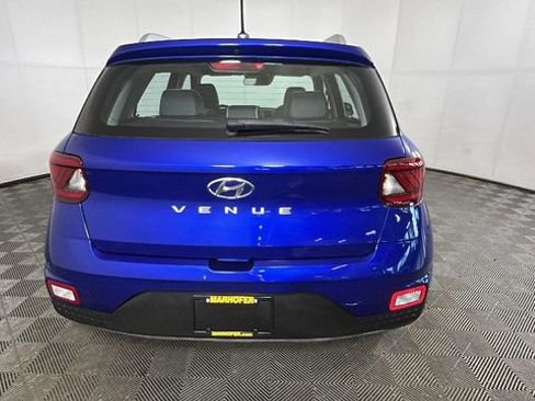 Used 2023 Hyundai Venue Limited FWD image 4