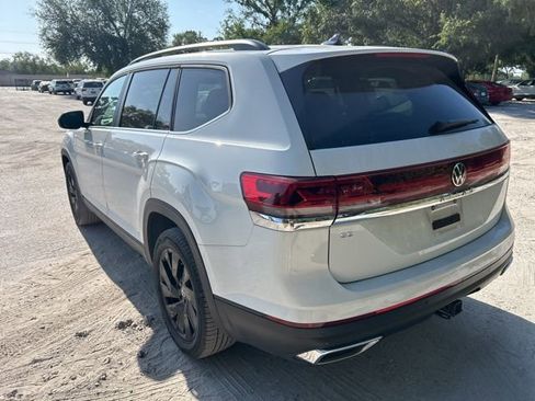 Used 2024 Volkswagen Atlas SE image 3