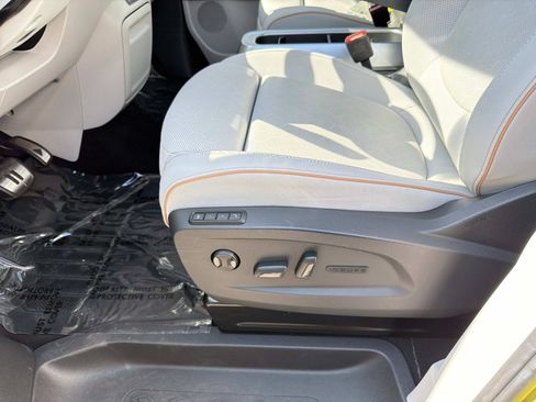 Certified 2025 Volkswagen ID. Buzz Pro S Plus AWD/4WD image 15
