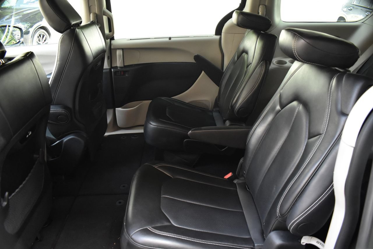 Used 2024 Chrysler Pacifica Touring-L FWD image 18