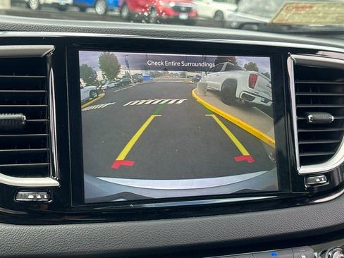 Used 2024 Chrysler Pacifica Touring-L FWD image 19