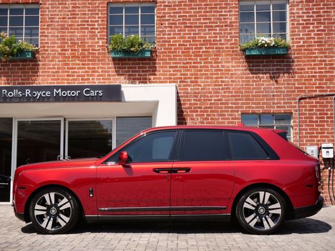Used 2023 Rolls-Royce Cullinan AWD/4WD image 3