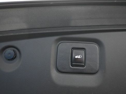 Used 2020 Nissan Pathfinder Platinum image 9