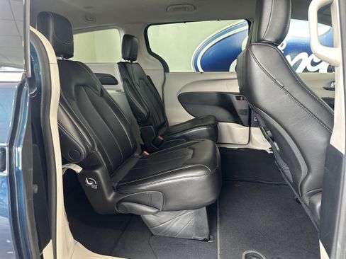 Used 2023 Chrysler Pacifica Touring-L FWD image 5