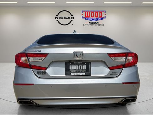 Used 2018 Honda Accord Touring image 2