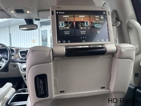 Used 2018 Chrysler Pacifica Touring-L Plus image 20