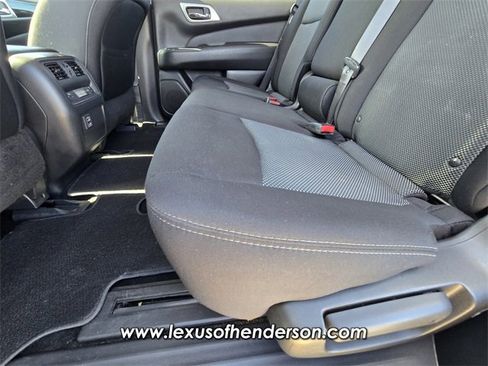 Used 2018 Nissan Pathfinder S image 11