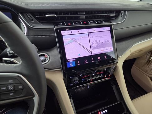 New 2025 Jeep Grand Cherokee Limited image 15