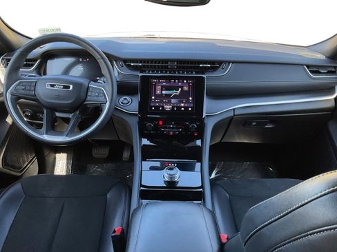 Used 2023 Jeep Grand Cherokee L Laredo RWD image 10