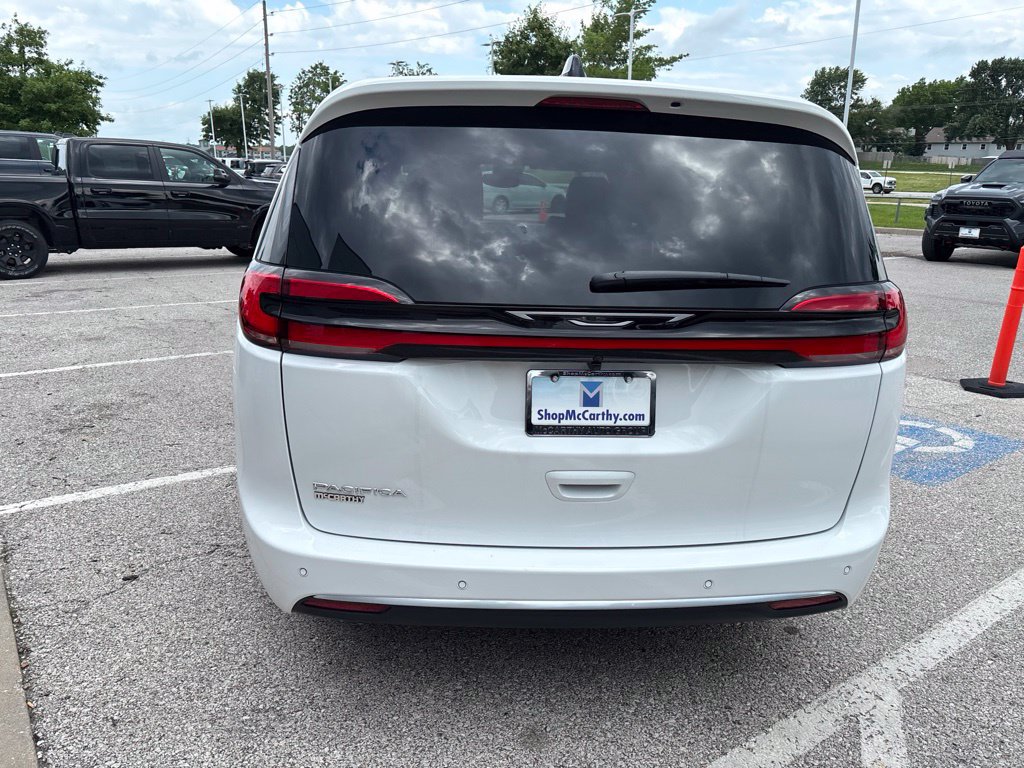 New 2027 Chrysler Pacifica Select FWD image 23