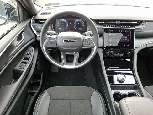 New 2025 Jeep Grand Cherokee L Altitude image 9