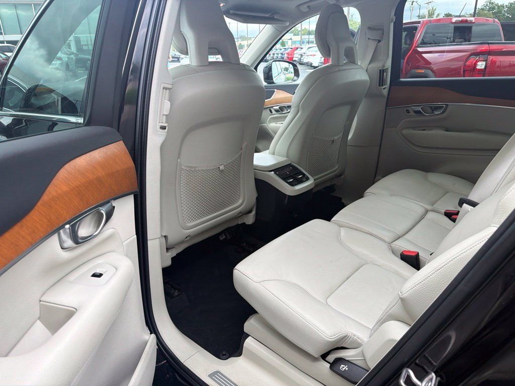 Used 2022 Volvo XC90 T6 Momentum w/ Climate Package AWD/4WD image 7