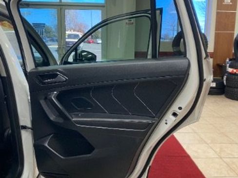 Used 2023 Volkswagen Tiguan SE w/ Panoramic Sunroof Package image 18