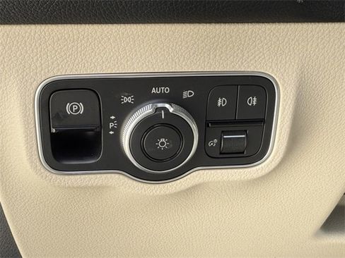 Used 2025 Mercedes-Benz GLB 250 4MATIC image 17