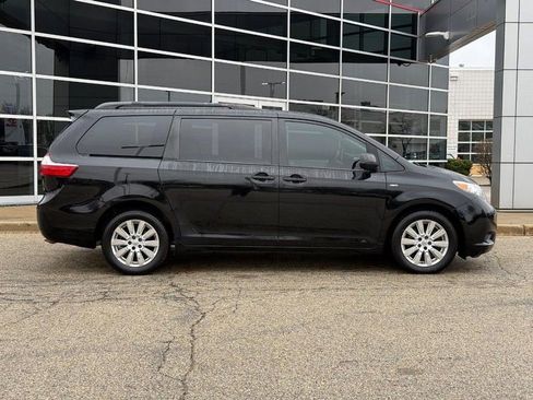 Used 2017 Toyota Sienna LE AWD/4WD image 2