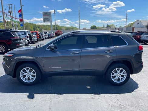 Used 2015 Jeep Cherokee Latitude w/ Cold Weather Group AWD/4WD image 9