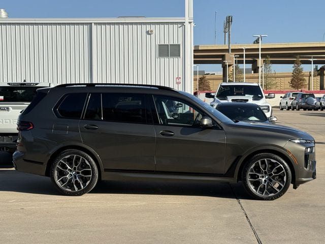 Used 2025 BMW X7 xDrive40i w/ M Sport Package AWD/4WD image 3
