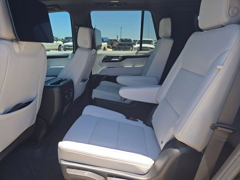 Used 2025 Chevrolet Tahoe Premier AWD/4WD image 13