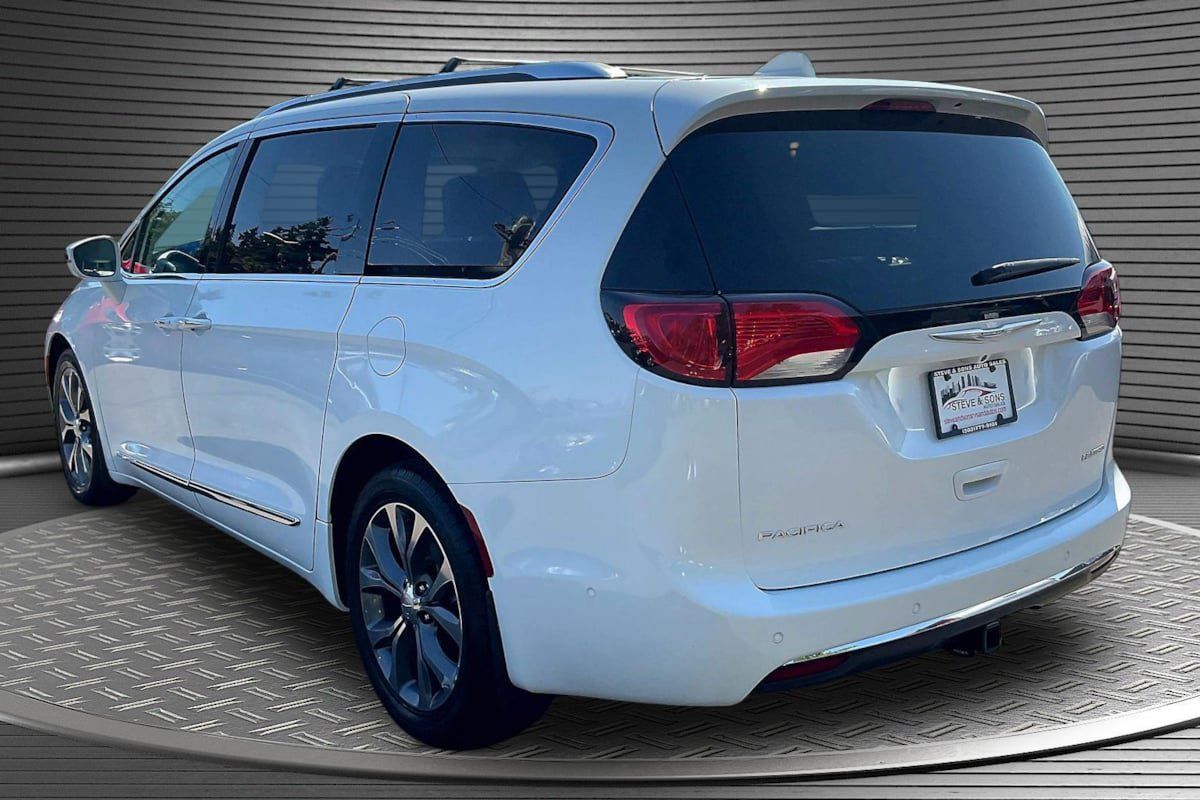 Used 2017 Chrysler Pacifica Limited w/ UConnect Theater Package FWD image 4