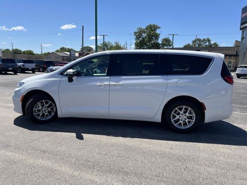 Used 2023 Chrysler Pacifica Touring-L FWD image 8