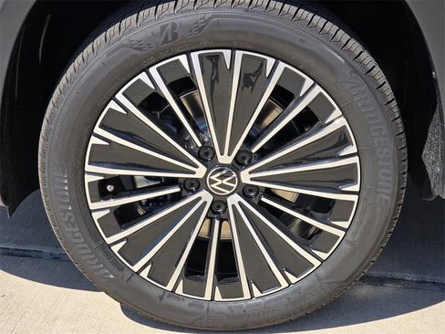 New 2025 Volkswagen Taos SE image 8